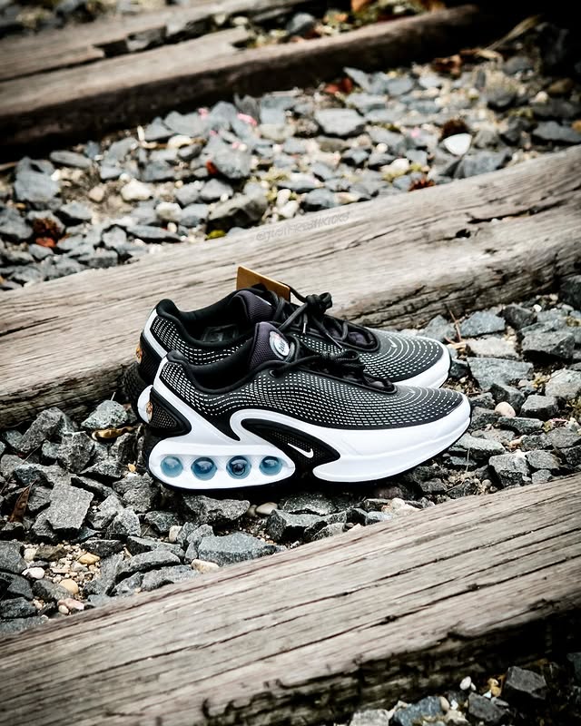 Nike Air Max Dn, Sneakers photography by Zack Jenkin, frame 2